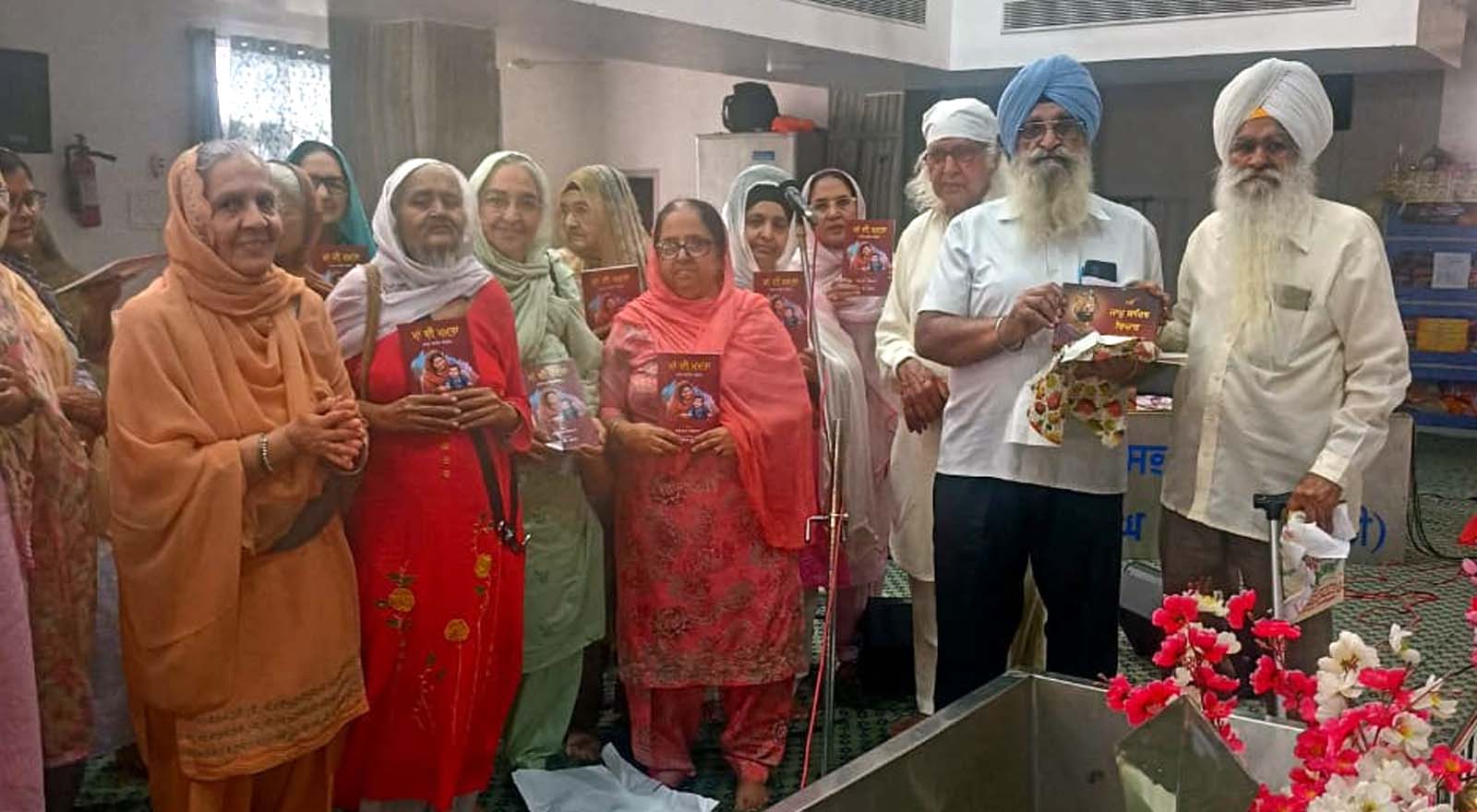 ਜਾਪੁ ਸਾਹਿਬ ਵਿਚਾਰ ਟੀਕਾ ਅਤੇ ਮਾਂ ਦੀ ਮਮਤਾ ਪੁਸਤਕ ਦੀਆਂ ਕਾਪੀਆਂ ਵੰਡੀਆਂ
